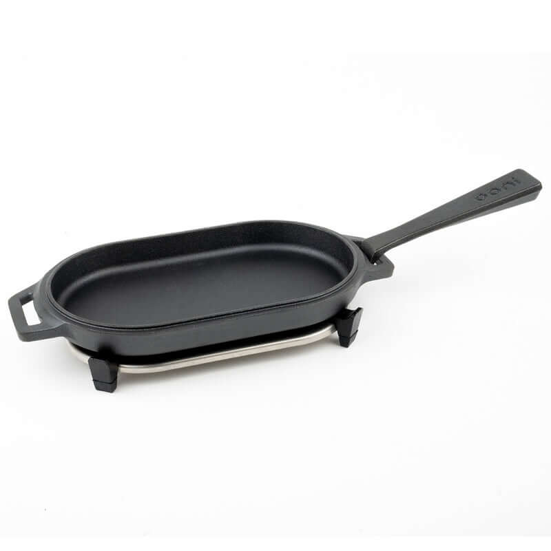 Ooni Cast Iron Sizzler Pan for high-heat cooking, perfect for meat and veggies in ovens and outdoor settings.