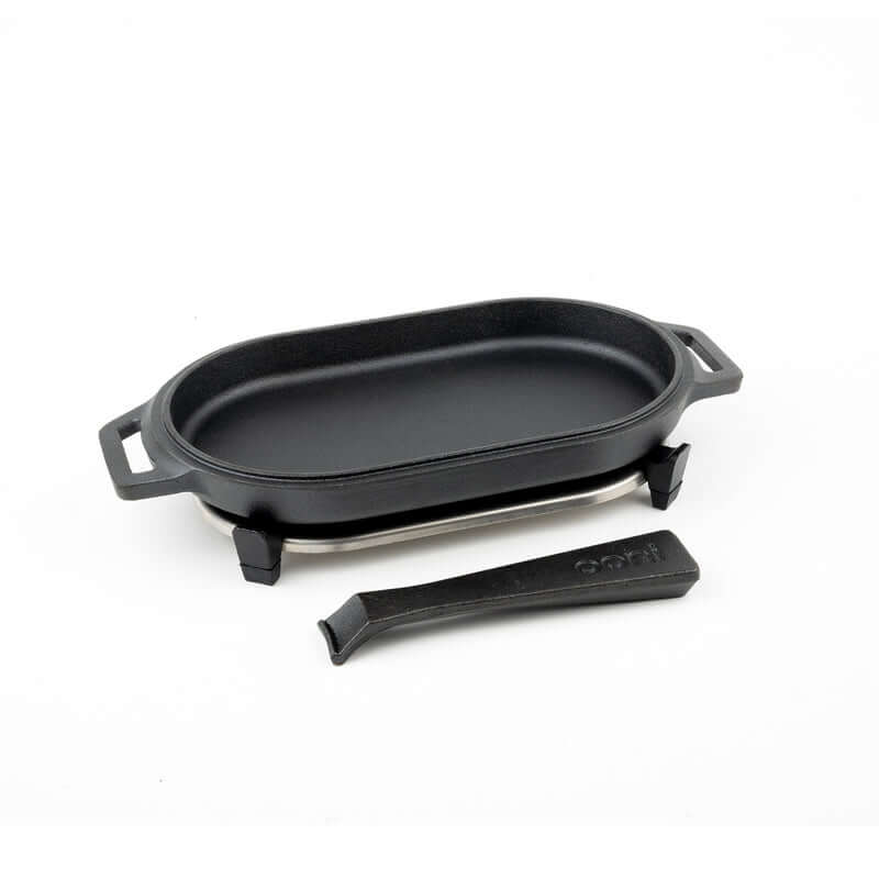 Ooni Cast Iron Sizzler Pan with handle, ideal for high-heat outdoor cooking in ovens. Durable cookware for meat and veggies.
