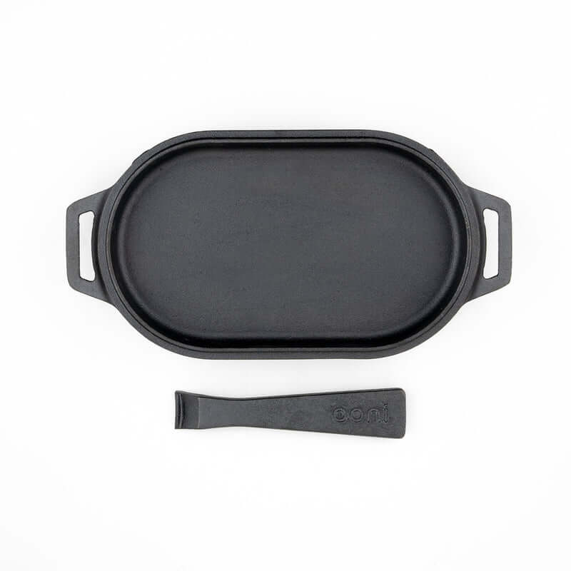 Ooni Cast Iron Sizzler Pan with heat-resistant handle, ideal for high-heat cooking in outdoor Ooni ovens.
