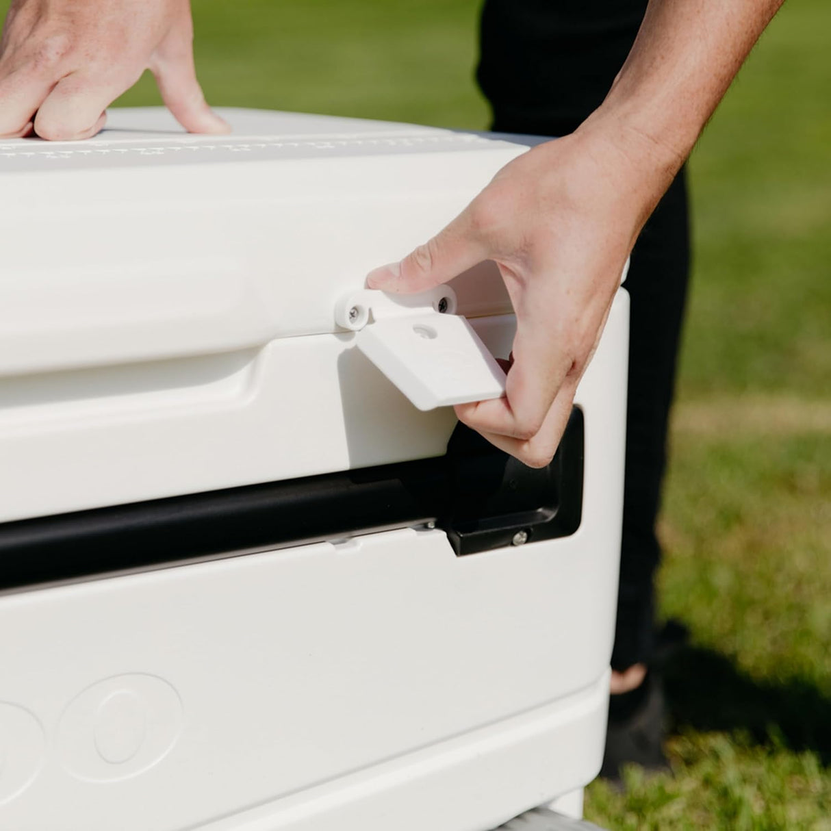 Igloo Sunset Glide 110 Qt / 104 L Wheeled Cooler